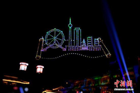 图为天津杨柳青古镇上空无人机跨年表演。（天津城投集团低空经济公司供图）