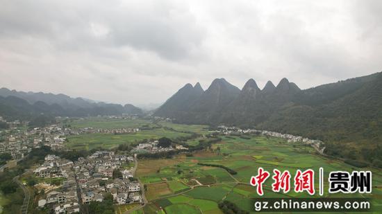 1月1日航拍贵州黔西南布依族苗族自治州兴义万峰林，油菜花局部盛开。李和江 摄