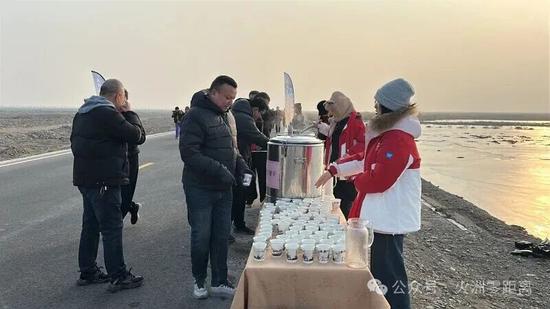 &nbsp;“湖底捞”特色美味鱼汤和大芸红糖茶，为大家补充能量。阿地力·阿力米提 摄e