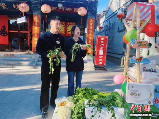 图为高校青年直播卖沙窝萝卜。江莹 摄