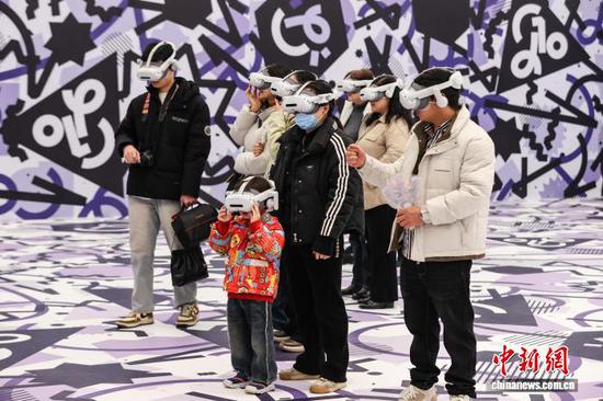 2025年12月31日晚，贵州省贵阳市南明区在花果园区域举行的“盛世华章·甲秀南明”跨年盛典系列多彩活动，吸引众多民众前来参与，迎接2026年的到来。图为民众在花果园国际文化艺术交流中心的“三星堆-通天神树·XR大空间”体验。中新社记者 瞿宏伦 摄