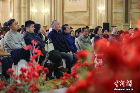 2025年12月31日晚，贵州省贵阳市南明区在花果园区域举行的“盛世华章·甲秀南明”跨年盛典系列多彩活动，吸引众多民众前来参与，迎接2026年的到来。图为民众在观看贵州省歌舞剧院排演的2026新年音乐会。中新社记者 瞿宏伦 摄