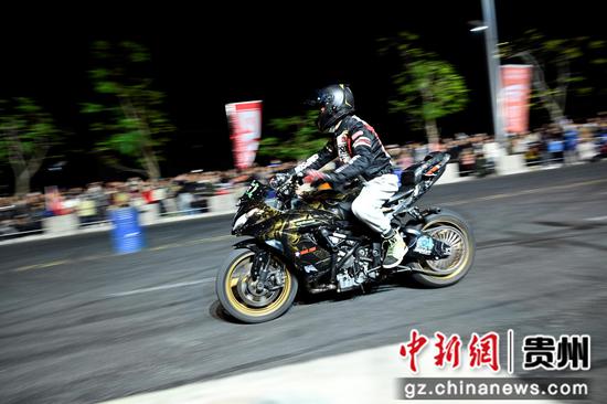 表演现场  刘文俊  摄