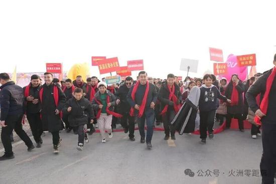 12月31日，吐鲁番市高昌区2026年“新年新起步 实现新跨越”职工全民健身徒步赛在艾丁湖景区开赛。吾斯曼·阿不都 摄