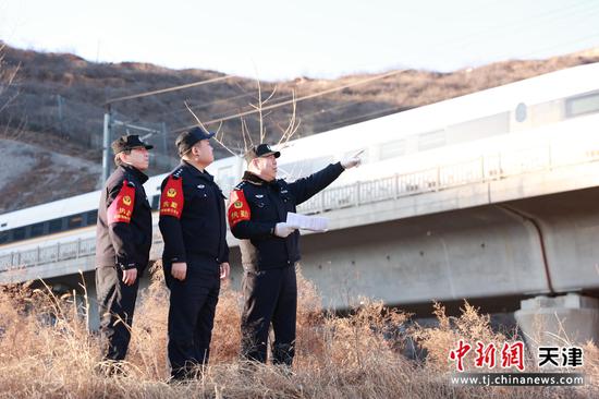 图为北京铁路公安局天津公安处滦河站派出所民警在线路旁检查安全隐患。北京铁路公安局天津公安处供图
