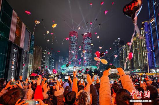 2026年1月1日，贵州省贵阳市南明区在花果园区域举行的“盛世华章·甲秀南明”跨年盛典系列多彩活动，吸引众多民众前来参与，迎接2026年的到来。图为民众零点放飞气球。中新社记者 瞿宏伦 摄