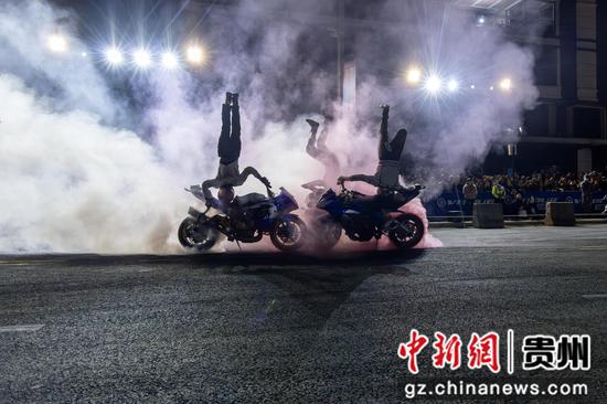 摩托车表演。史传鸿  摄