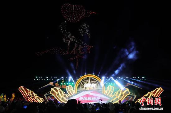 图为天津水西公园上空无人机跨年表演。（天津城投集团低空经济公司供图）