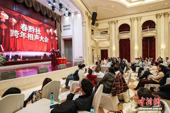 2025年12月31日晚，贵州省贵阳市南明区在花果园区域举行的“盛世华章·甲秀南明”跨年盛典系列多彩活动，吸引众多民众前来参与，迎接2026年的到来。图为民众在观看贵州春黔社跨年相声大会。中新社记者 瞿宏伦 摄