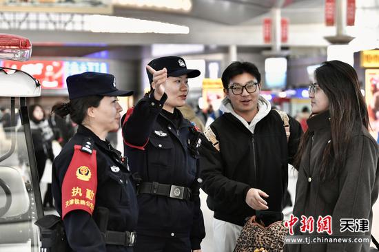 图为北京铁路公安局天津公安处天津站派出所民警积极解答旅客疑难问题。北京铁路公安局天津公安处供图