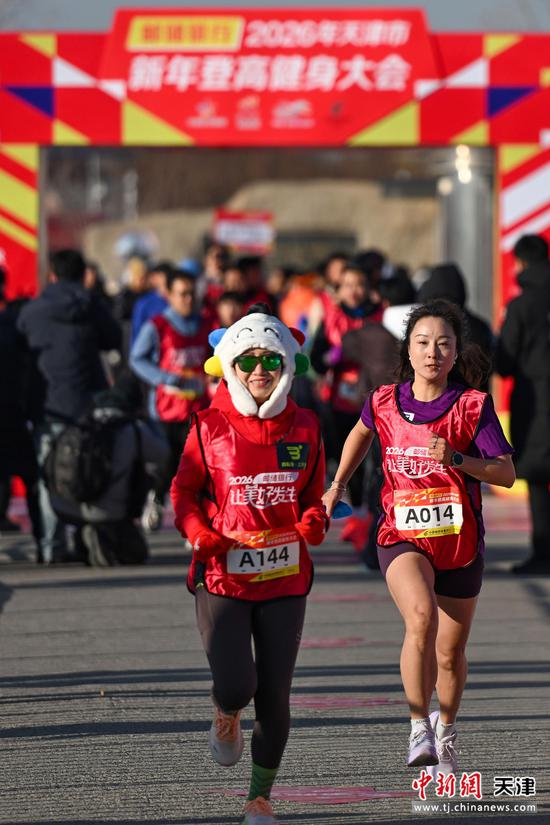 1月1日，天津市新年登高健身大会在天津广播电视塔（天塔）举行。本次活动以“循光而上，顶峰相见”为主题，吸引了300名选手齐聚天塔，以登高祈福的健身形式迎接新年第一缕晨光。
记者 佟郁 摄