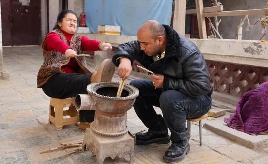 玉荪江夫妻表演拍摄搞笑段子《生炉子》。 张亚辉 摄