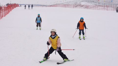 双板速滑体验赛现场。