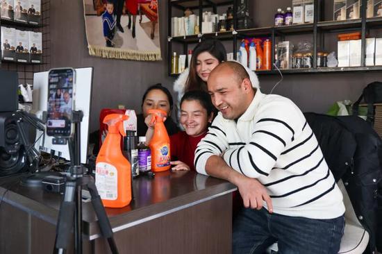 12月29日，玉荪江夫妻和徒弟一起直播带货。 张亚辉 摄