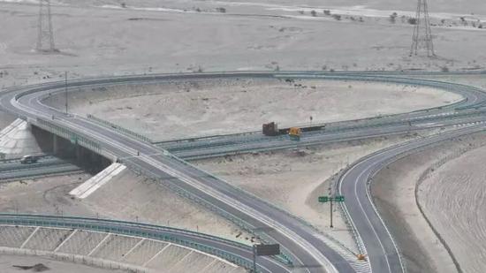 高等级公路建成通车。通讯员 穆拉迪力·阿卜杜拉 摄