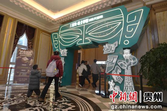 1月2日，在贵阳花果园国际文化艺术交流中心，市民游客前往三星堆-通天神树XR大空间体验。