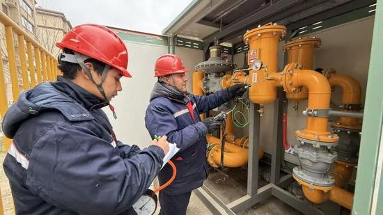 技术人员在小区内对燃气管道进行日常巡检。努尔古再丽 摄