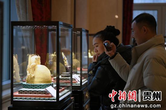 1月2日，市民游客在贵阳花果园国际文化艺术交流中心参观珠宝。