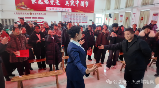 分红现场，大家载歌载舞。马红红 摄