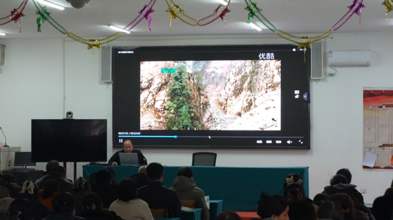 县应急管理局工作人员正在宣讲防灾减灾实用技巧、安全生产关键注意事项e