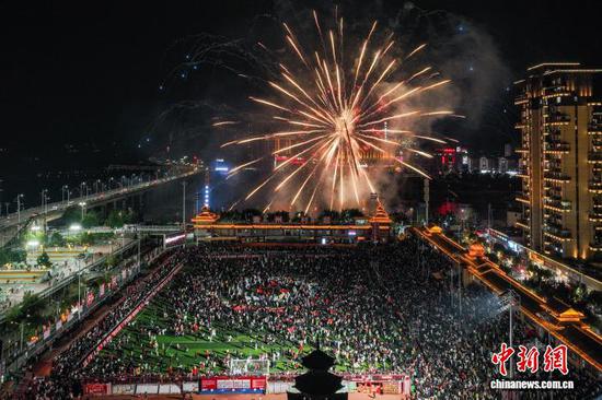 2026年1月2日晚，航拍贵州“村超”现场烟花秀。中新社记者 瞿宏伦 摄