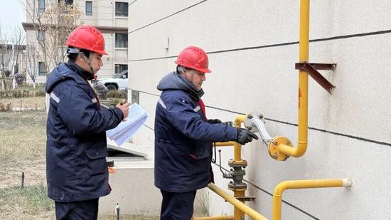 燃气公司工作人员入户进行安全检查。努尔古再丽 摄