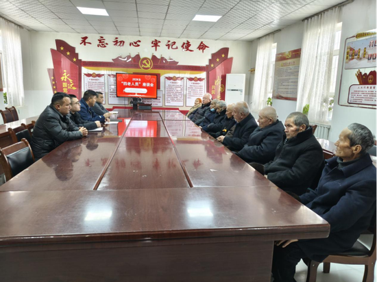 村“两委”、工作队员与“四老人员”座谈。