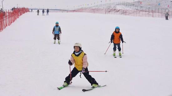 双板速滑体验赛现场。