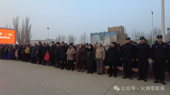 1月1日清晨，新城西门村村民在红石榴文化广场整齐列队，等待国旗升起。　哈斯业提古丽·哈力克摄