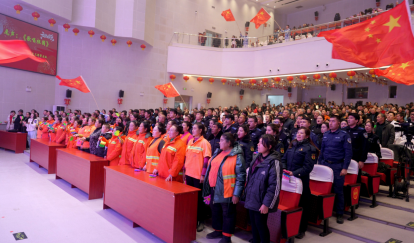 演职人员和观众合唱《歌唱祖国》。