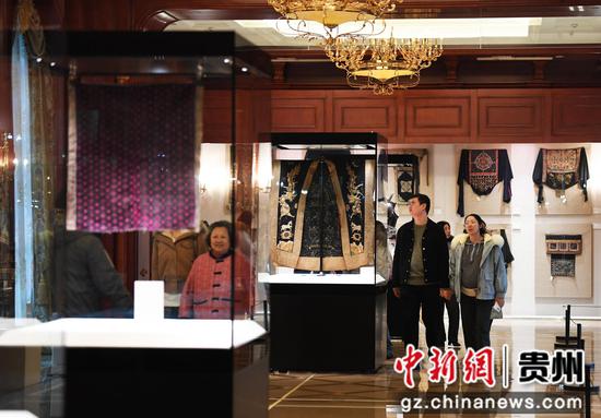 1月2日，市民游客在贵阳花果园国际文化艺术交流中心欧东花民族服饰博物馆（珍品馆）参观。