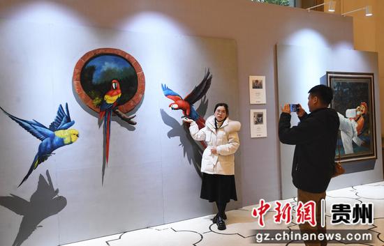 1月2日，在贵阳花果园国际文化艺术交流中心，市民游客正在3D魔幻艺术展区拍照打卡。