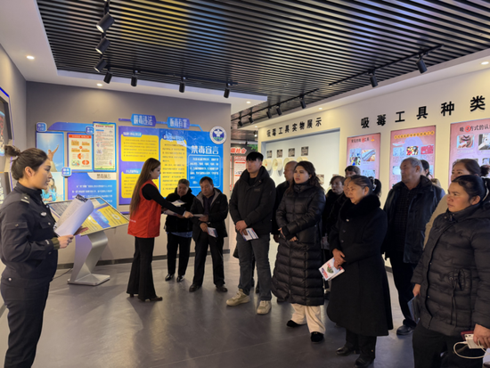 工作人员向妇联干部妇女儿童群体讲解禁毒反诈知识e