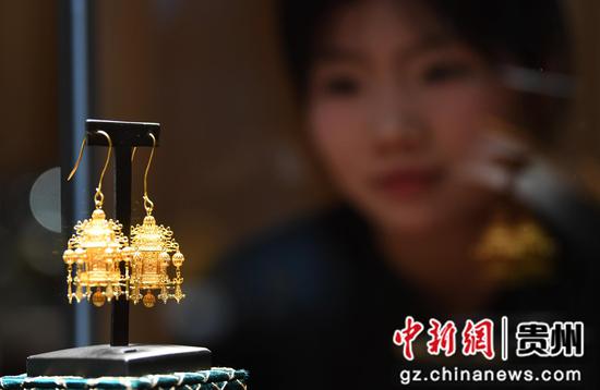 1月2日，市民游客在贵阳花果园国际文化艺术交流中心参观砺金坊非遗真手工珠宝。