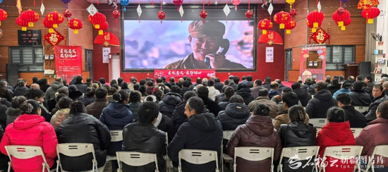 2025年12月30日，和田市肖尔巴格乡阿依丁库勒村村民在观看电影《志愿军》。自治区电影发行放映有限责任公司供图