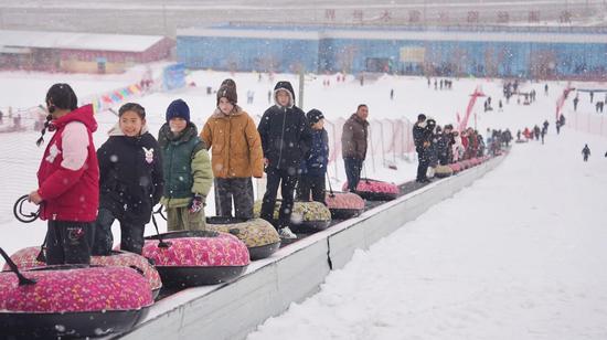 滑雪场内游客络绎不绝。