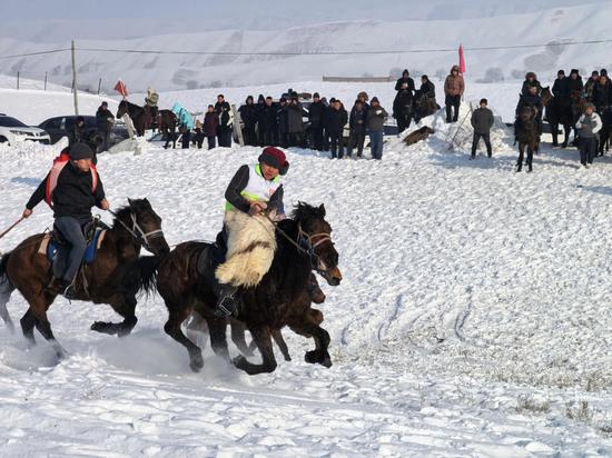 赛场上，骑手们在马背上展开激烈争夺。李永旭 摄0