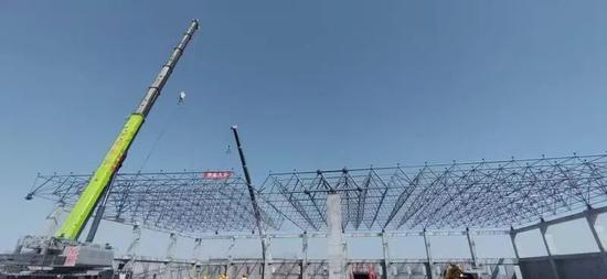 策勒机场项目完成机库钢网架整体吊装作业。通讯员 屈亚峰 摄c