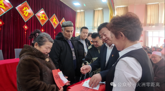 居民们正在领取分红。马红红 摄