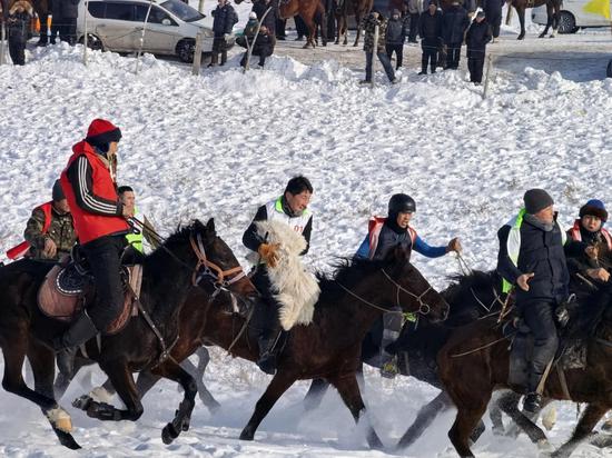 赛场上，骑手们在马背上展开激烈争夺。李永旭 摄