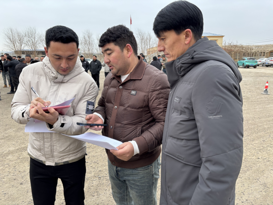 评委认真记录评分。