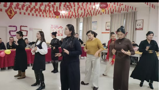 青年妇女跳恰恰舞。