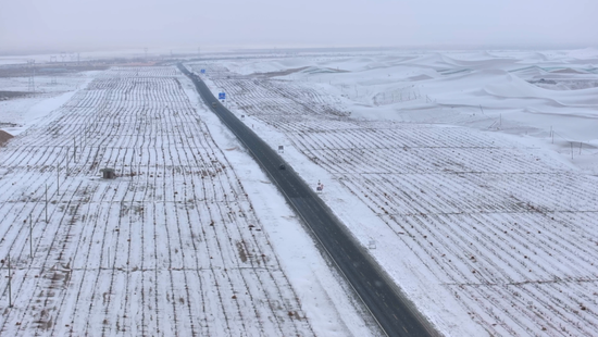 穿越沙漠的阿和公路化作冰雪长廊。阿巴拜科日摄16