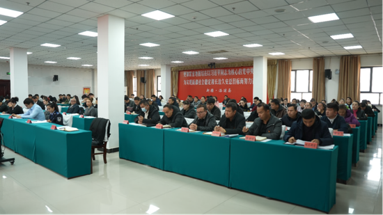 洛浦县2025年度民族团结进步模范代表履职报告会现场。