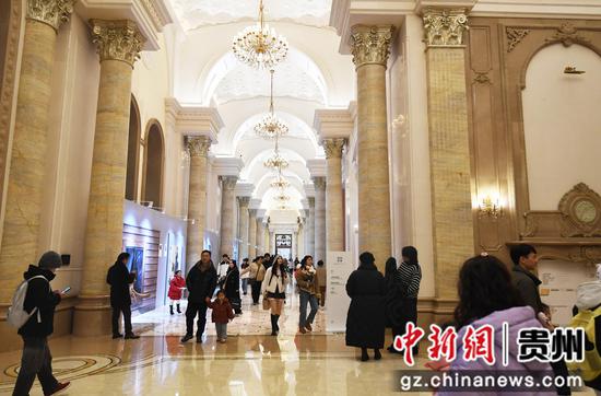 1月2日，市民游客在贵阳花果园国际文化艺术交流中心参观。