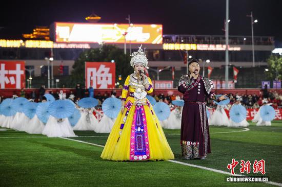 图为苗族歌手杨一方（左）、蝶当久在演唱歌曲《想我就到贵州来》。