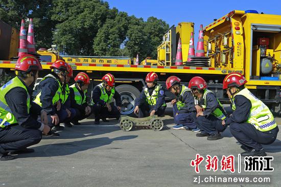 施救人员交流救援心得。&nbsp;杭州南管理中心&nbsp;供图