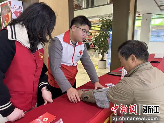 “驿路无忧”应急救护队为司乘人员测量血压。&nbsp;浙江商业集团&nbsp;供图