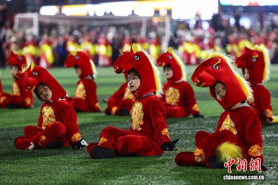 图为小演员在表演舞蹈《龙马神韵》。