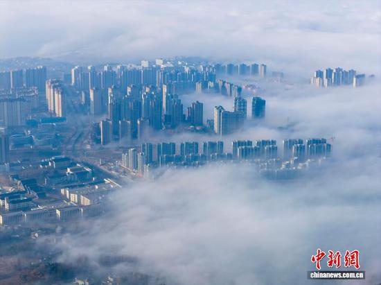 贵州威宁：城中云海美不胜收
